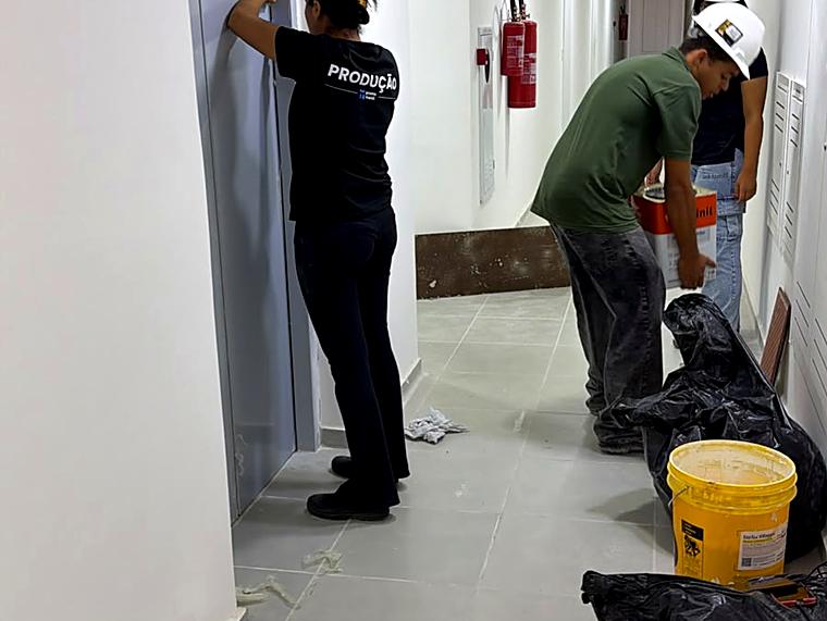 Equipe da Hello em limpeza de corredor pós-obra